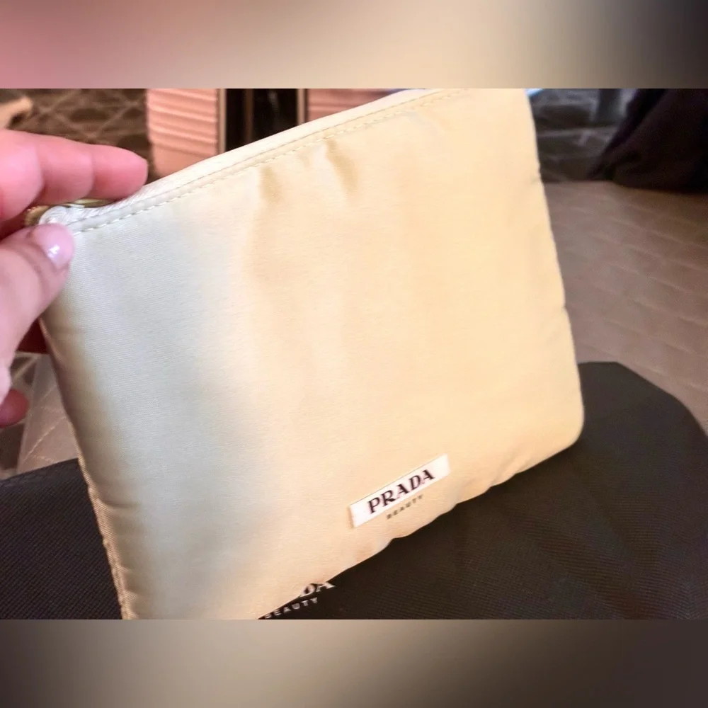 Classic!PRADA soft English green thick textured pouch with lining